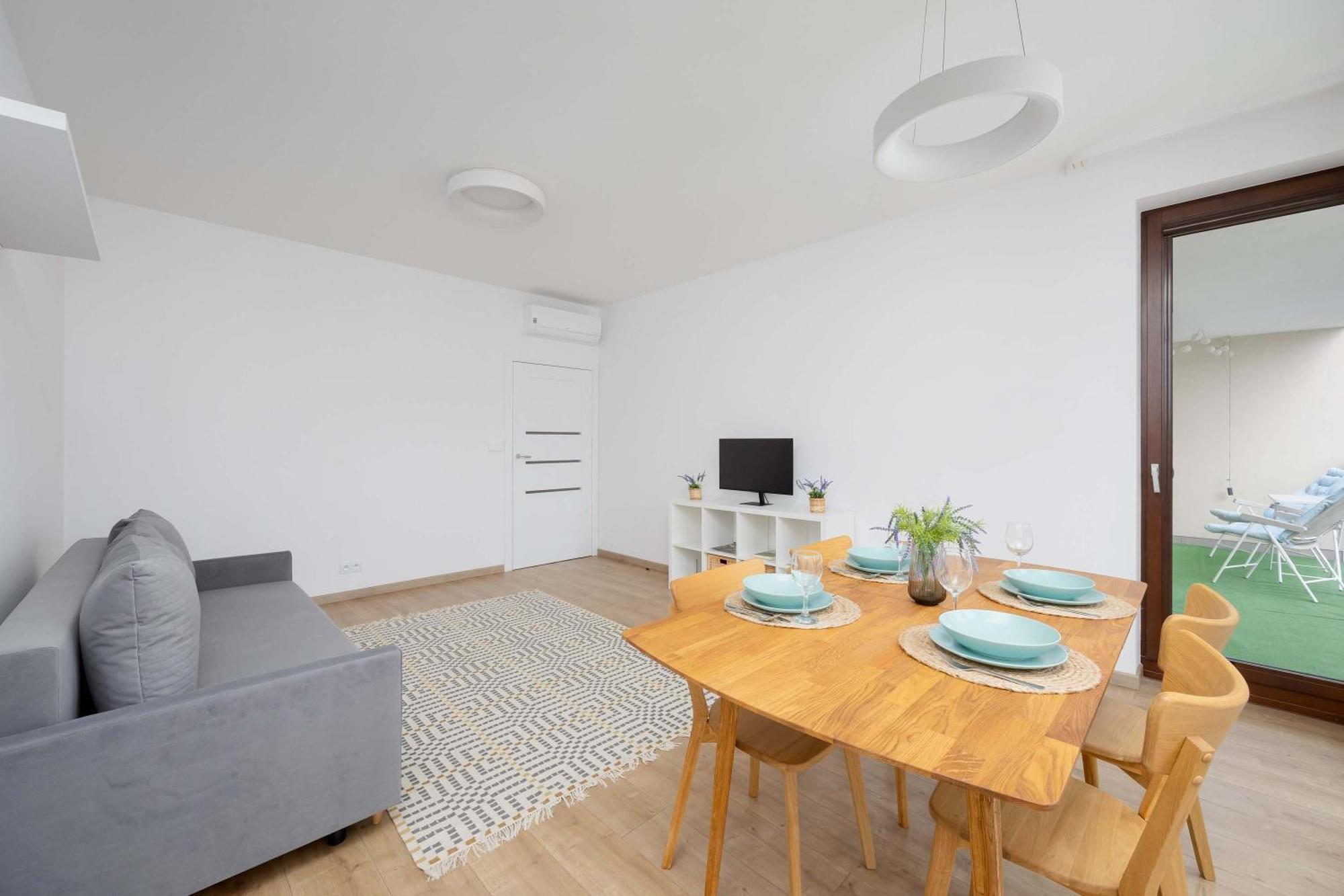 Family With Air Conditioning And Parking In Warsaw's Mokotow District By Renters