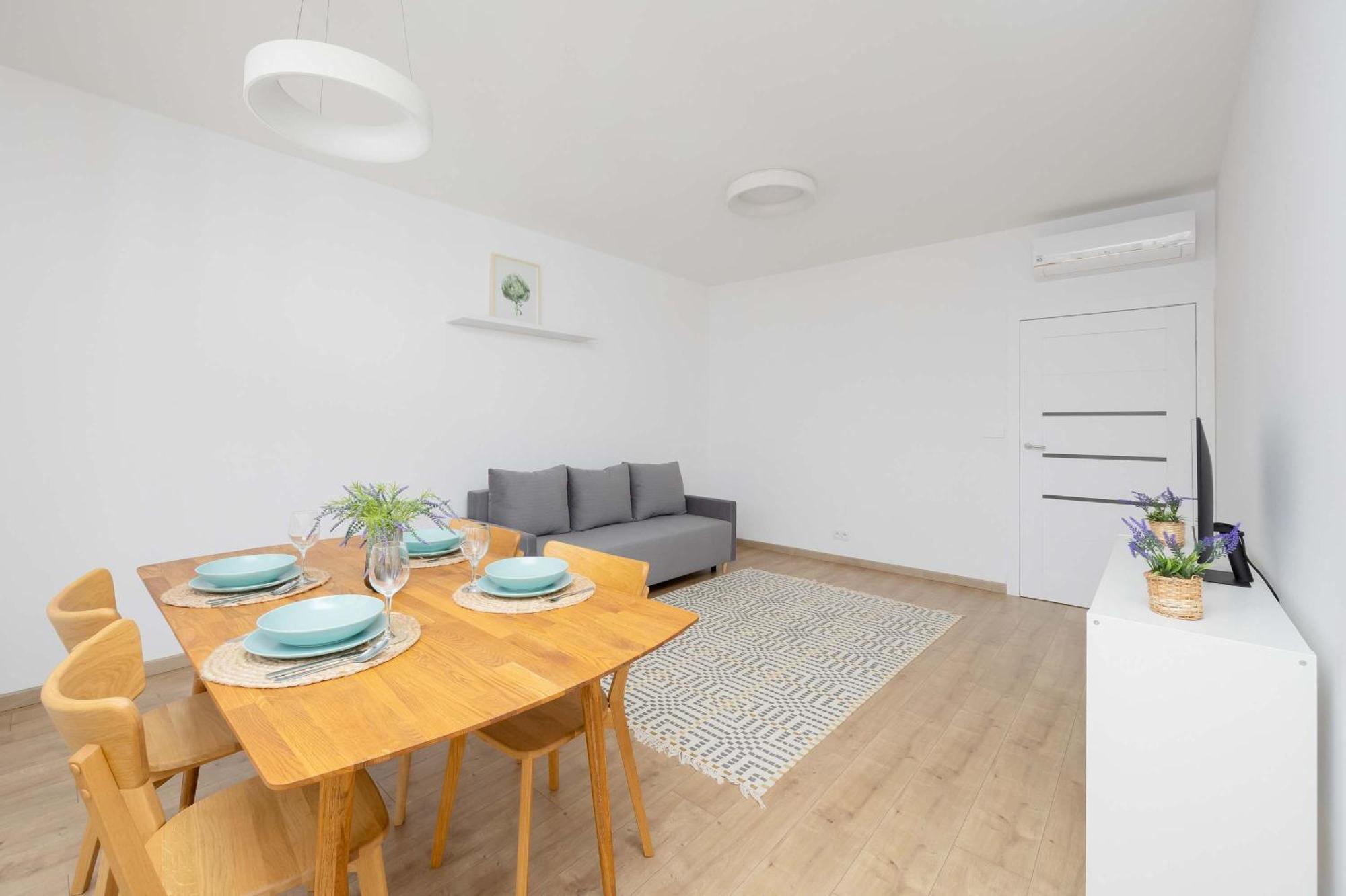 Family With Air Conditioning And Parking In Warsaw's Mokotow District By Renters Warszawa